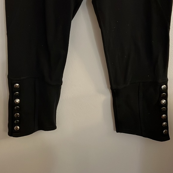 LULULEMON black crop leggings/snap design on hem - Picture 3 of 8